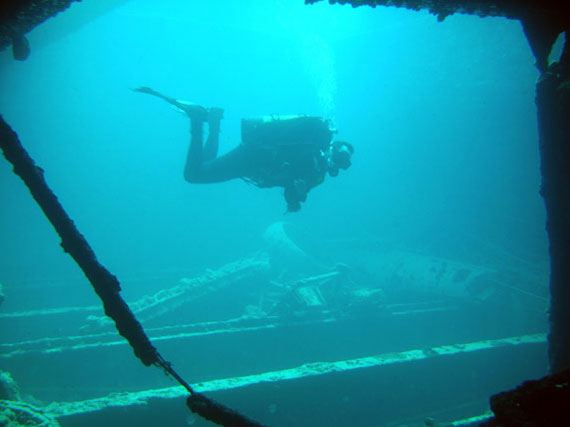 Picture of a diver diving the Thistlegorm